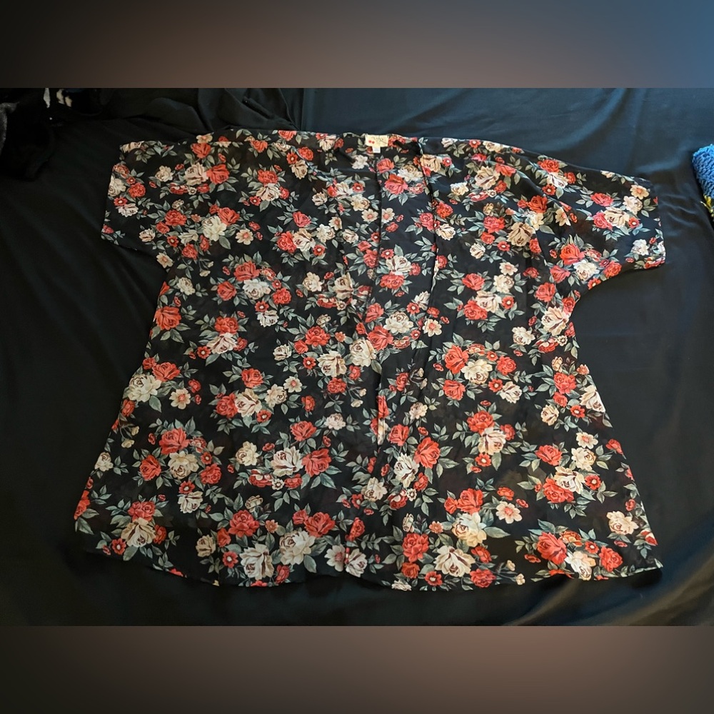 Women’s Cherry on Top NWOT open front semi sheer floral kimono in size 2x